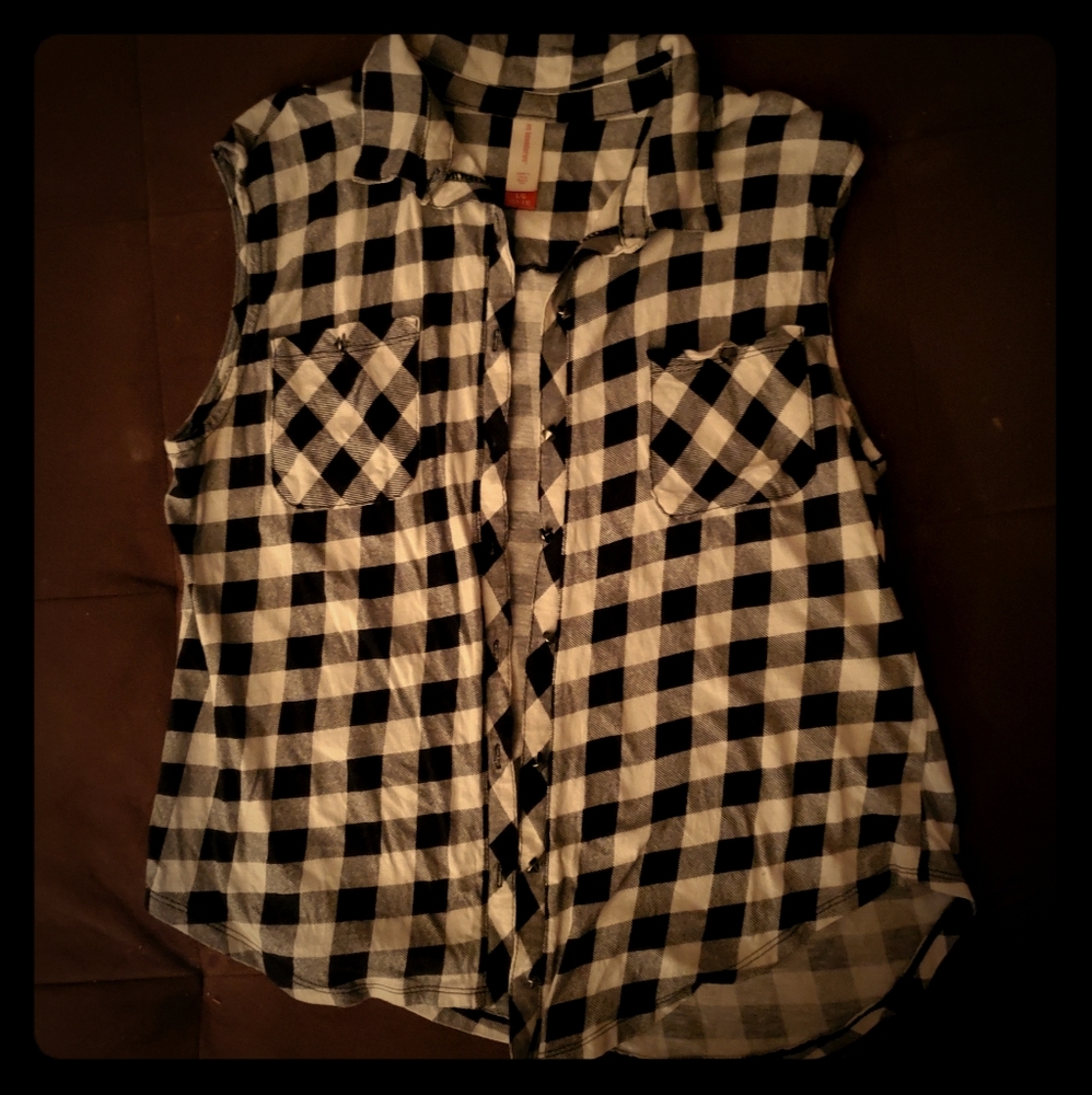 Sleeveless black&white shirt-No Boundaries Brand